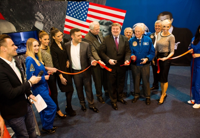 Náměstek ministra dopravy Feranec zahájil výstavu Gateway to Space