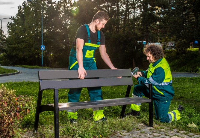 Město opraví všechny lavičky. Pomůže i systém na hlášení závad