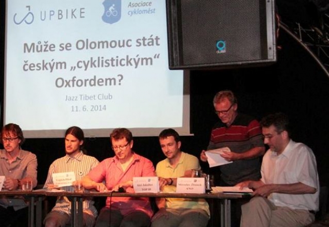 Milovníci cyklistiky grilovali olomoucké politiky